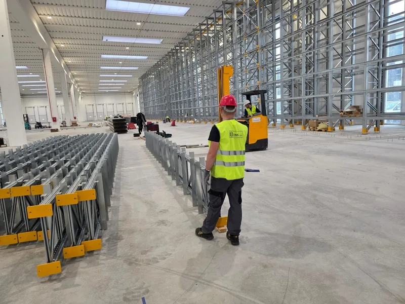 FE-NAL supervisor overseeing a warehouse installation on site